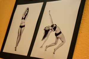 Zwei Fotos einer Frau in schwarzer Unterwäsche. Einmal stehend, einmal im Sprung zu einem Rad.