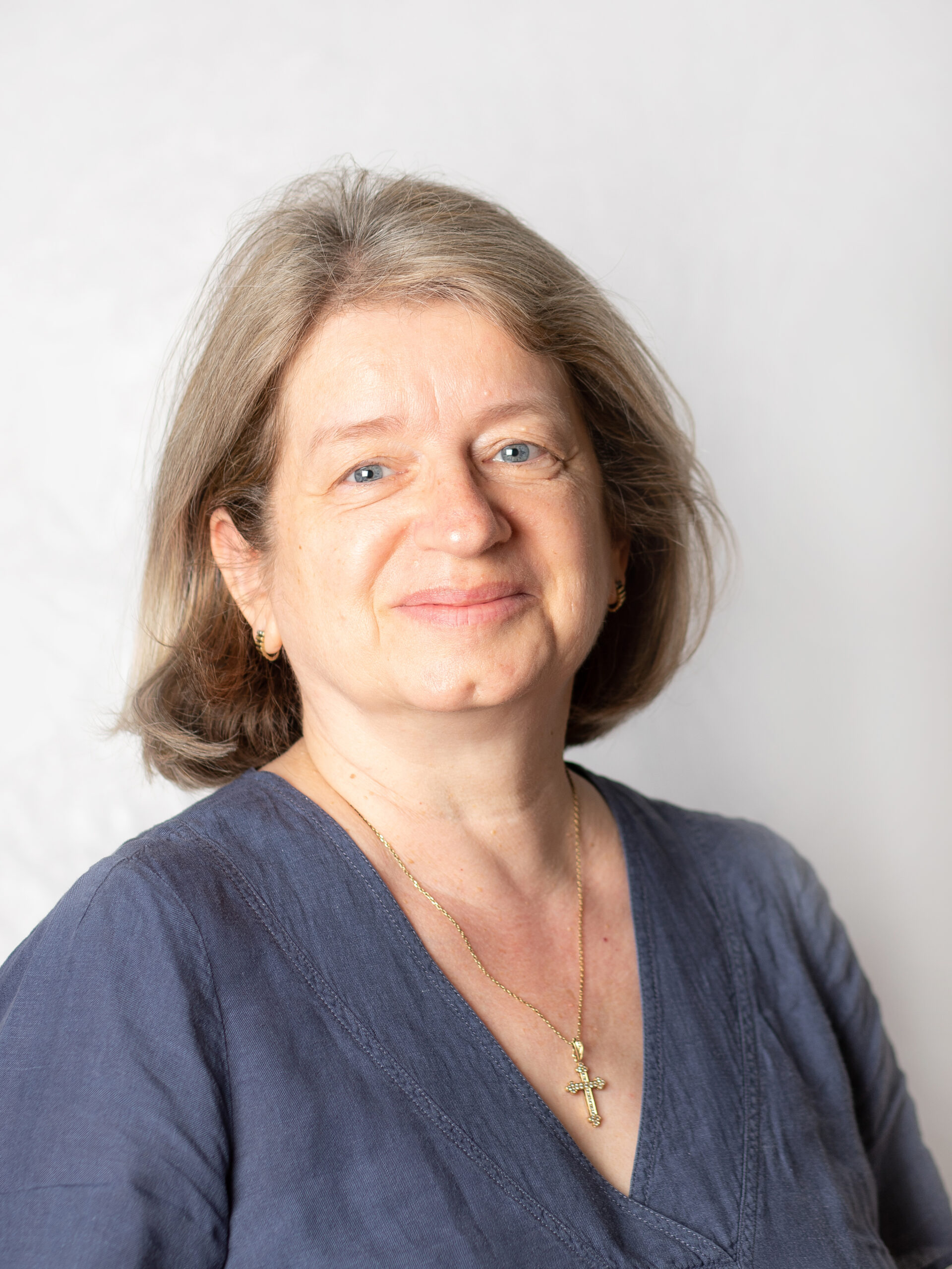 Frau mit blondem, halblangem Haar