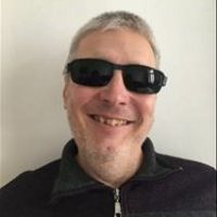 Lächelnder Mann mit schwarzer Brille
