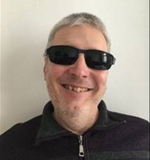 Lächelnder Mann mit schwarzer Brille