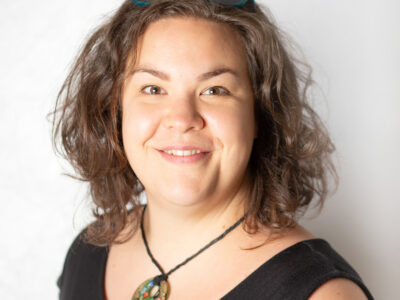 Frau mit langem, lockigem Haar.