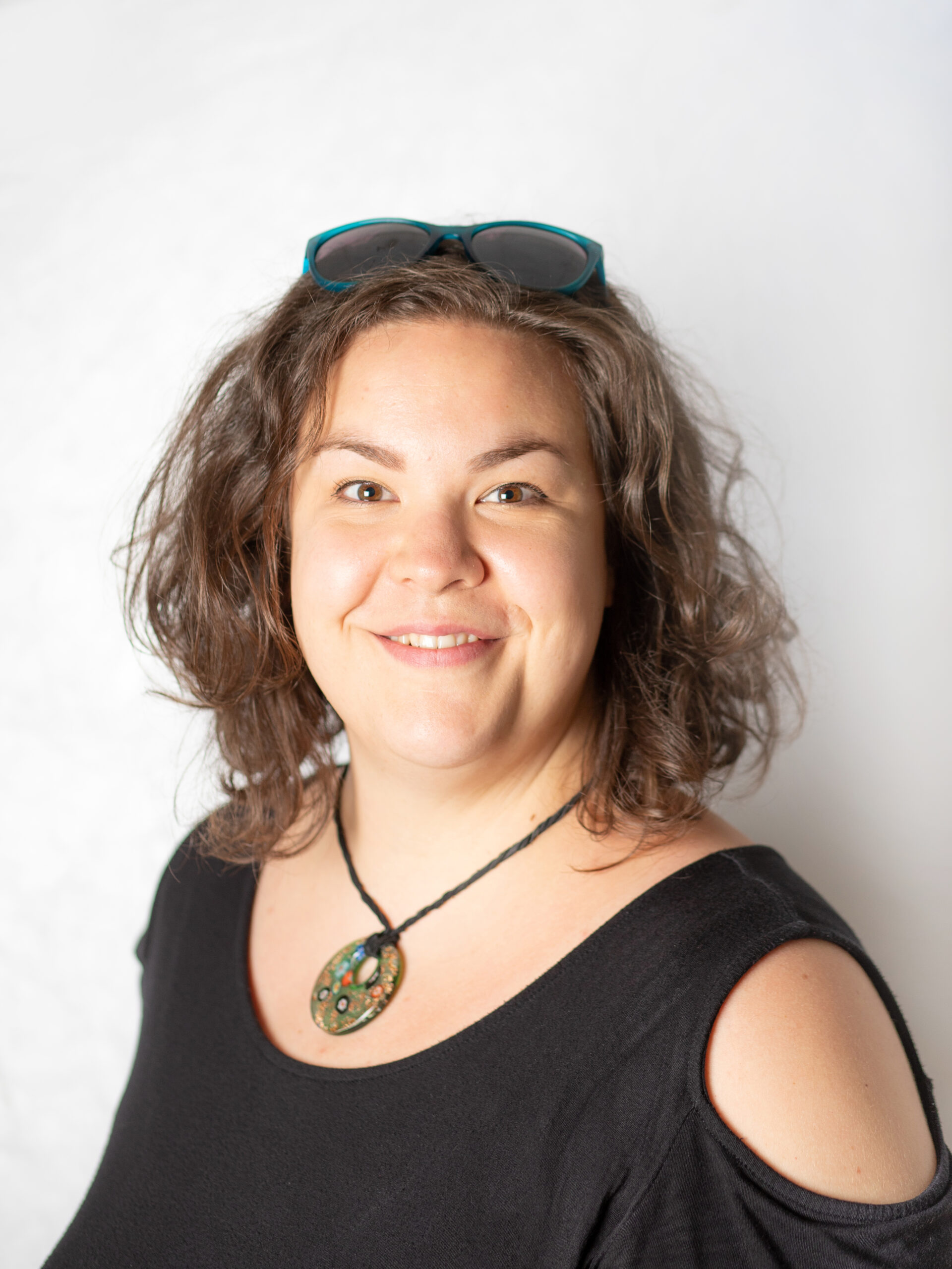 Frau mit langem, lockigem Haar.