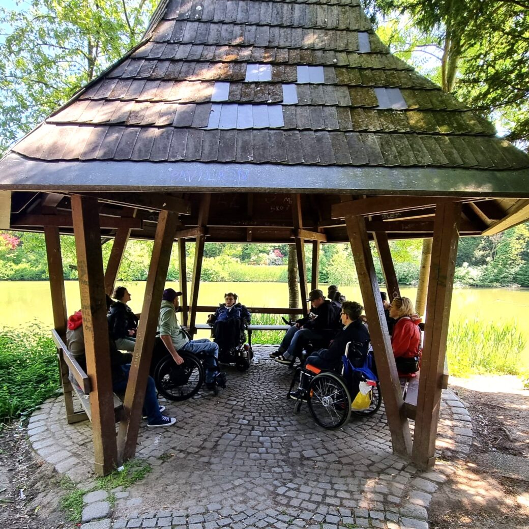 Pause im Unterstand