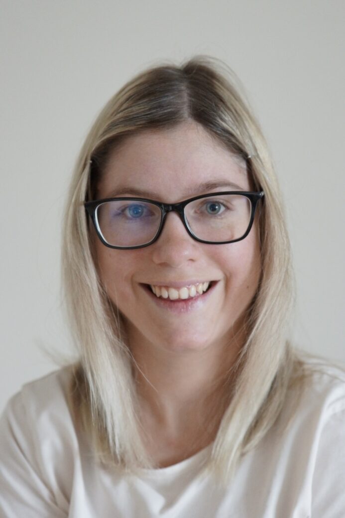 Frau lächelt in die Kamera