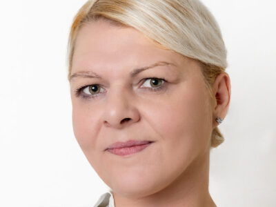 Frau mit blondem zusammengebundenen Haar