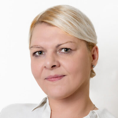 Frau mit blondem zusammengebundenen Haar