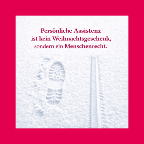 Spuren von Rentier, Mensch und Rolli im Schnee. darüber Text: Persönliche Assistenz ist kein Weihnachtsgeschenk, sondern ein Menschenrecht.