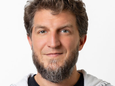 Mann mit kurzem Haar und Bart