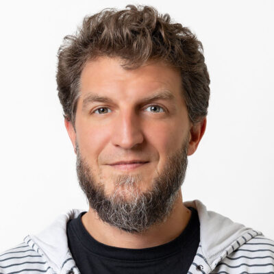 Mann mit kurzem Haar und Bart