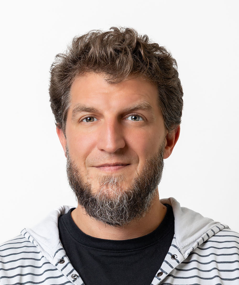 Mann mit kurzem Haar und Bart